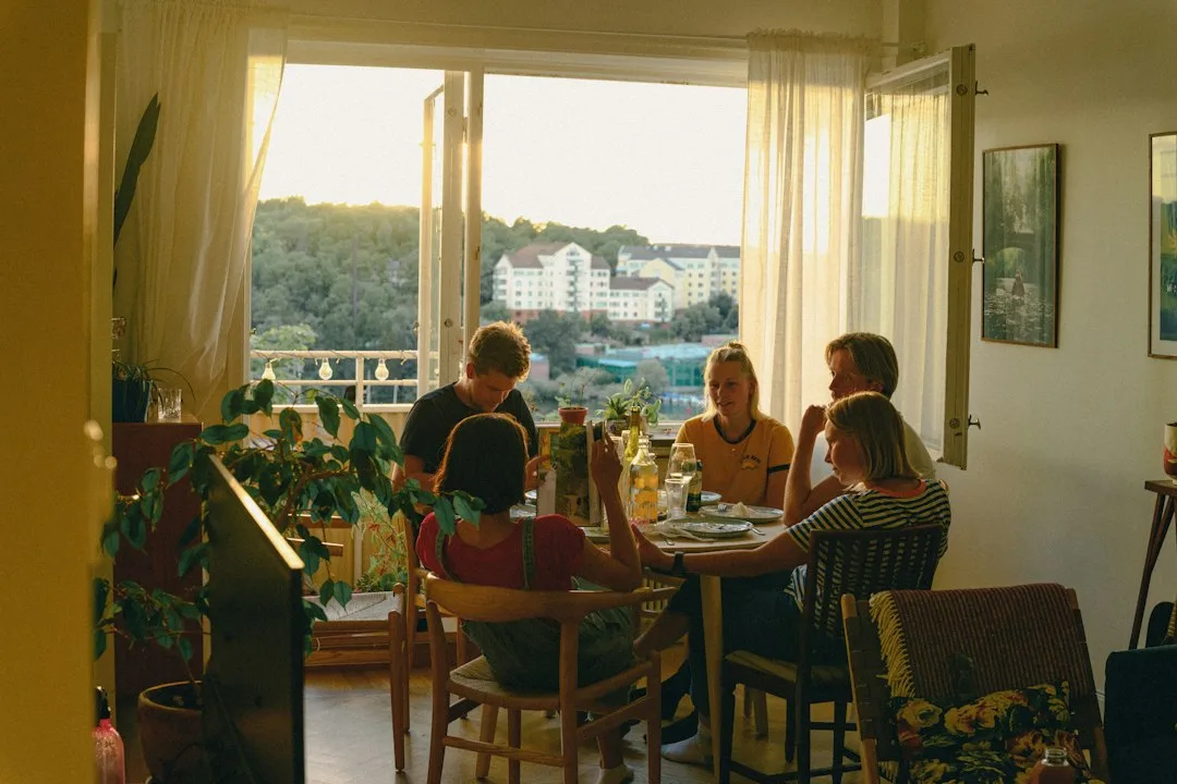 Personas compartiendo una comida alrededor de una mesa