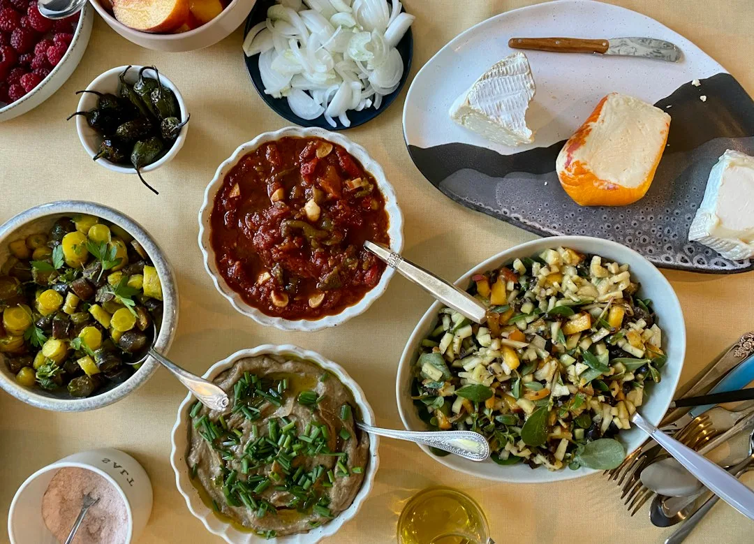 Mesa con variedad de alimentos de estilo mediterráneo
