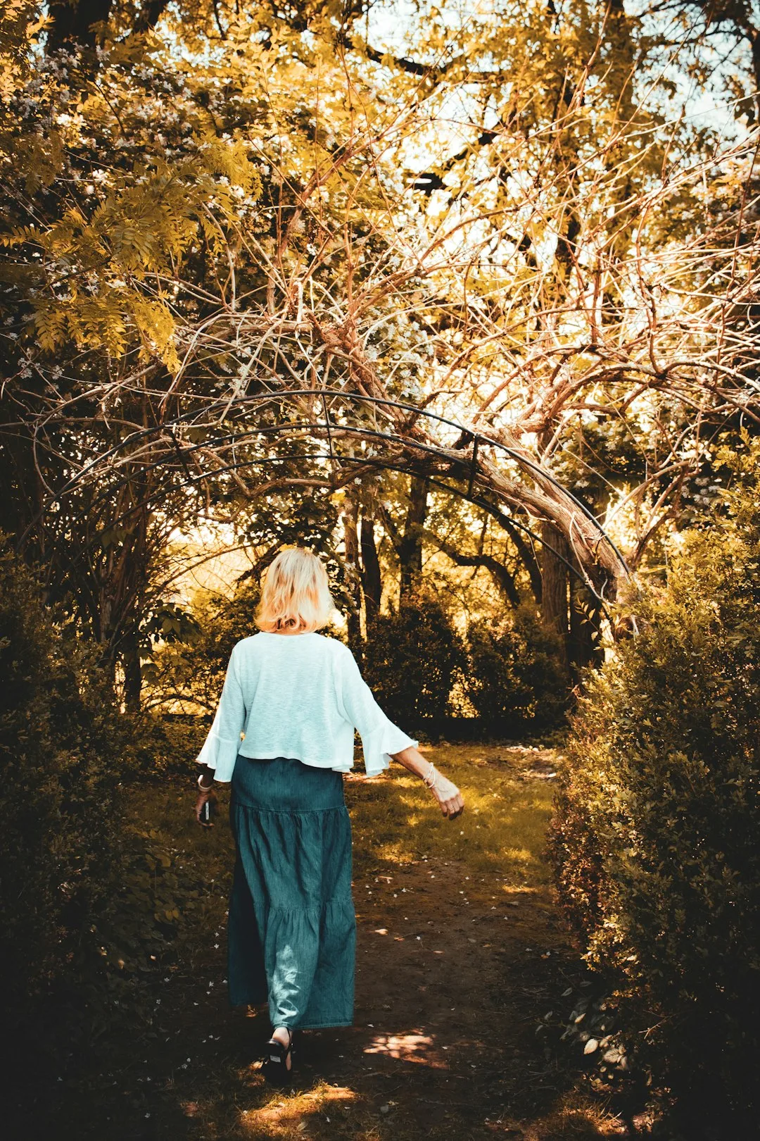 Mujer caminando al aire libre