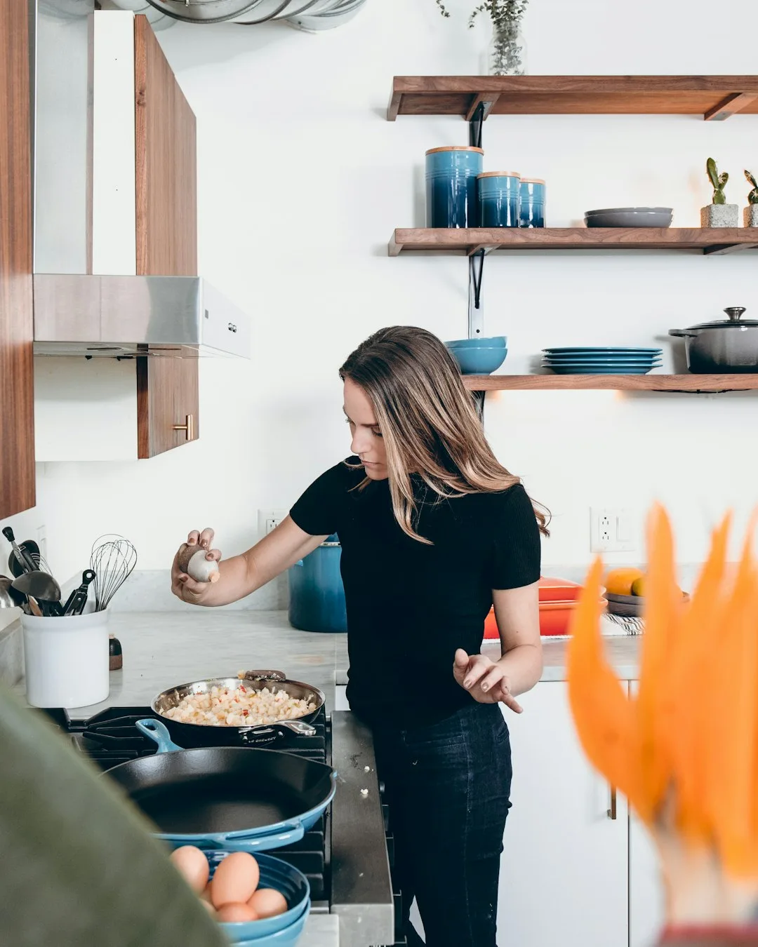 Mujer cocinando en una cocina luminosa